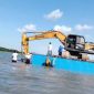 DEMONSTRASI: Warga Tapakerbau, Desa Gersik Putih, Sumenep, menghadang alat berat excavator yang hendak melakukan aktivitas reklamasi di kawasan pesisir (Foto Istimewa)