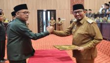 BERSINERGI: Ketua DPRD Sumenep, Zainal Arifin (kiri) saat bersalaman dengan Bupati Sumenep, Achmad Fauzi Wongsojudo (kanan) di acara rapat paripurna (SandiGT - Seputar Jatim)