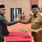 BERSINERGI: Ketua DPRD Sumenep, Zainal Arifin (kiri) saat bersalaman dengan Bupati Sumenep, Achmad Fauzi Wongsojudo (kanan) di acara rapat paripurna (SandiGT - Seputar Jatim)