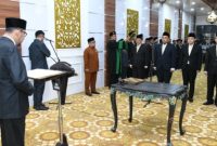 PELANTIKAN: Bupati Sumenep, Achmad Fauzi Wongsojudo, saat melantik empat pejabat birokrasi (SandiGT - Seputar Jatim)
