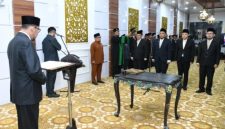 PELANTIKAN: Bupati Sumenep, Achmad Fauzi Wongsojudo, saat melantik empat pejabat birokrasi (SandiGT - Seputar Jatim)