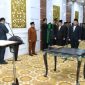 PELANTIKAN: Bupati Sumenep, Achmad Fauzi Wongsojudo, saat melantik empat pejabat birokrasi (SandiGT - Seputar Jatim)
