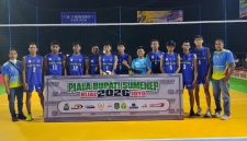 SEMANGAT: Peserta Turnamen Bolavoli Piala Bupati Sumenep saat foto bersama usai bertanding (SandiGT - Seputar Jatim)