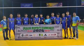 SEMANGAT: Peserta Turnamen Bolavoli Piala Bupati Sumenep saat foto bersama usai bertanding (SandiGT - Seputar Jatim)