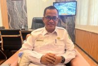 TERSENYUM: Kepala BKPSDM Sumenep, Benny Irawan, saat ditemui di ruang kerjanya (SandiGT - Seputar Jatim)