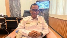 TERSENYUM: Kepala BKPSDM Sumenep, Benny Irawan, saat ditemui di ruang kerjanya (SandiGT - Seputar Jatim)