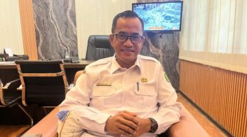 TERSENYUM: Kepala BKPSDM Sumenep, Benny Irawan, saat ditemui di ruang kerjanya (SandiGT - Seputar Jatim)