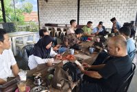 BERKOORDINASI: Owner PR Makayasa, Supriyadi saat menggelar halal bihalal bersama puluhan media di Ayoka Cafe Sumenep (Doc. Seputar Jatim)