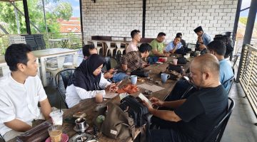 BERKOORDINASI: Owner PR Makayasa, Supriyadi saat menggelar halal bihalal bersama puluhan media di Ayoka Cafe Sumenep (Doc. Seputar Jatim)