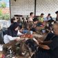 BERKOORDINASI: Owner PR Makayasa, Supriyadi saat menggelar halal bihalal bersama puluhan media di Ayoka Cafe Sumenep (Doc. Seputar Jatim)