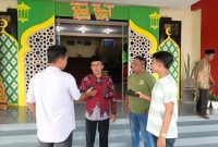 TEGAS: Kepala MI Ar Rasyad Desa Kolpo, M. Saleh, saat diwawancarai media usai mengirim surat aduan SPPG Batang Batang Daya ke Satgas MBG yang didamping Ketua IWO Sumenep, Imam Mustain R (kanan) (Mufti Che - Seputar Jatim)