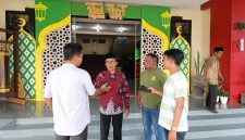 TEGAS: Kepala MI Ar Rasyad Desa Kolpo, M. Saleh, saat diwawancarai media usai mengirim surat aduan SPPG Batang Batang Daya ke Satgas MBG yang didamping Ketua IWO Sumenep, Imam Mustain R (kanan) (Mufti Che - Seputar Jatim)