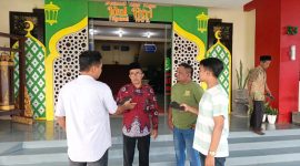 TEGAS: Kepala MI Ar Rasyad Desa Kolpo, M. Saleh, saat diwawancarai media usai mengirim surat aduan SPPG Batang Batang Daya ke Satgas MBG yang didamping Ketua IWO Sumenep, Imam Mustain R (kanan) (Mufti Che - Seputar Jatim)