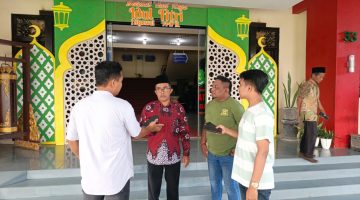 TEGAS: Kepala MI Ar Rasyad Desa Kolpo, M. Saleh, saat diwawancarai media usai mengirim surat aduan SPPG Batang Batang Daya ke Satgas MBG yang didamping Ketua IWO Sumenep, Imam Mustain R (kanan) (Mufti Che - Seputar Jatim)