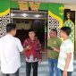 TEGAS: Kepala MI Ar Rasyad Desa Kolpo, M. Saleh, saat diwawancarai media usai mengirim surat aduan SPPG Batang Batang Daya ke Satgas MBG yang didamping Ketua IWO Sumenep, Imam Mustain R (kanan) (Mufti Che - Seputar Jatim)