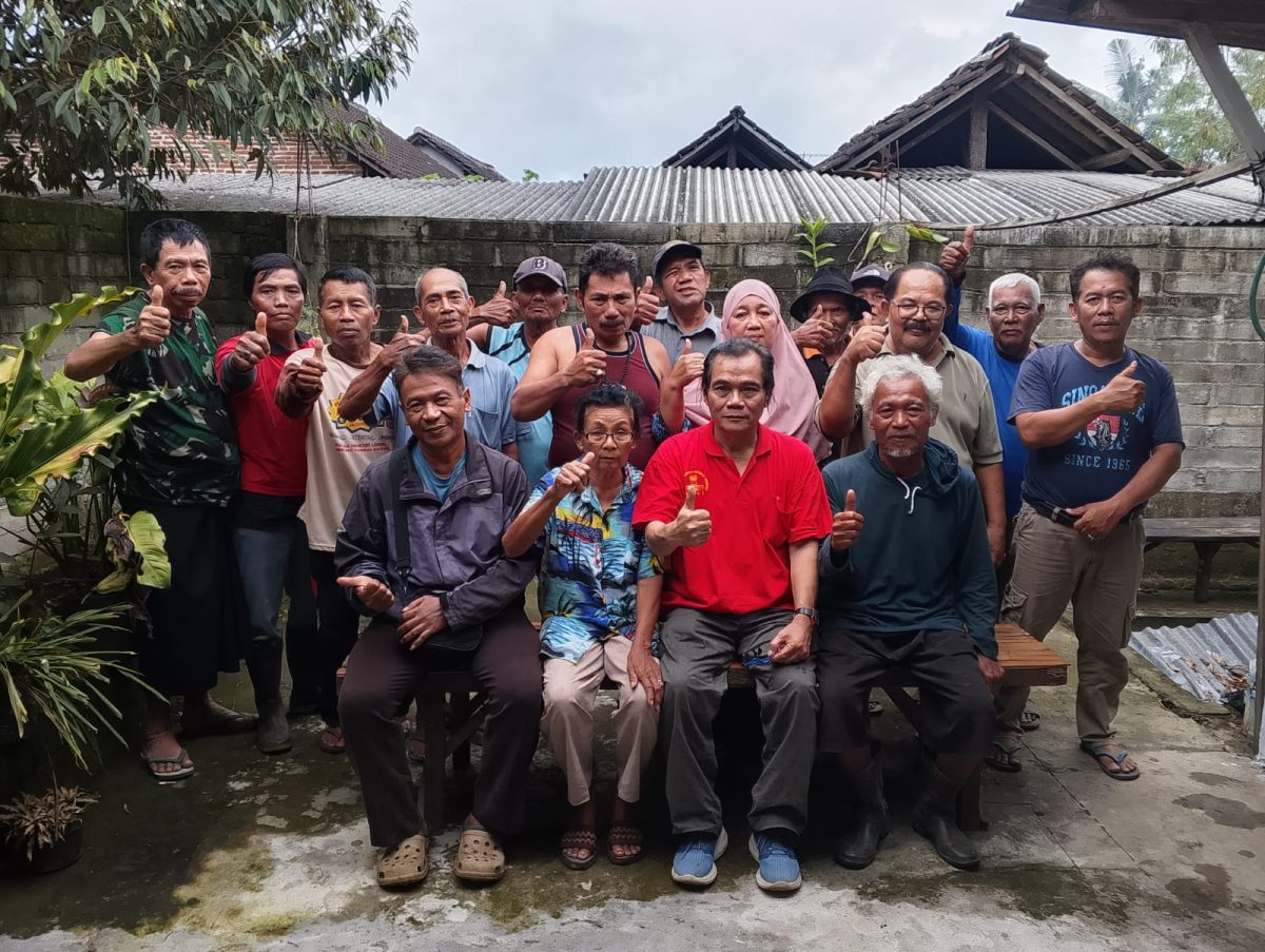 BERKUMPUL: Bersemangat usai penandatanganan ahli waris tanah 50 hektare di Kalipare tuntas (Doc. Seputar Jatim