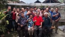 BERKUMPUL: Bersemangat usai penandatanganan ahli waris tanah 50 hektare di Kalipare tuntas (Doc. Seputar Jatim