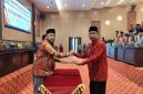 BERSINERGI: Ketua DPRD Sumenep, H. Zainal Arifin (kiri) saat mengesahkan raperda bersama Sekretaris Daerah Kabupaten Sumenep, Agus Dwi Saputra (kanan) (Doc. Seputar Jatim) 