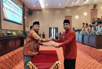 BERSINERGI: Ketua DPRD Sumenep, H. Zainal Arifin (kiri) saat mengesahkan raperda bersama Sekretaris Daerah Kabupaten Sumenep, Agus Dwi Saputra (kanan) (Doc. Seputar Jatim)