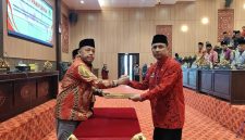 BERSINERGI: Ketua DPRD Sumenep, H. Zainal Arifin (kiri) saat mengesahkan raperda bersama Sekretaris Daerah Kabupaten Sumenep, Agus Dwi Saputra (kanan) (Doc. Seputar Jatim)