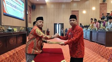 BERSINERGI: Ketua DPRD Sumenep, H. Zainal Arifin (kiri) saat mengesahkan raperda bersama Sekretaris Daerah Kabupaten Sumenep, Agus Dwi Saputra (kanan) (Doc. Seputar Jatim)