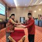 BERSINERGI: Ketua DPRD Sumenep, H. Zainal Arifin (kiri) saat mengesahkan raperda bersama Sekretaris Daerah Kabupaten Sumenep, Agus Dwi Saputra (kanan) (Doc. Seputar Jatim) 
