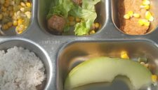 MAKANAN: Paket MBG beraroma busuk yang dibagikan oleh SPPG Talang Sumenep ke siswa (Foto Istimewa)