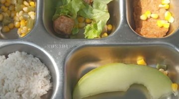 MAKANAN: Paket MBG beraroma busuk yang dibagikan oleh SPPG Talang Sumenep ke siswa (Foto Istimewa)