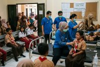 ILSTRASI: Suasana penanganan siswa di puskesmas usai mengalami diare setelah mengonsumsi menu MBG di Kecamatan Saronggi, Sumenep (Doc. Seputar Jatim)