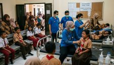 ILSTRASI: Suasana penanganan siswa di puskesmas usai mengalami diare setelah mengonsumsi menu MBG di Kecamatan Saronggi, Sumenep (Doc. Seputar Jatim)