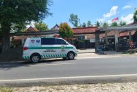 CERAH: Mobil ambulan puskesmas keliling saat mau masuk Puskesmas Saronggi (Mufti Che - Seputar Jatim)