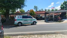 CERAH: Mobil ambulan puskesmas keliling saat mau masuk Puskesmas Saronggi (Mufti Che - Seputar Jatim)