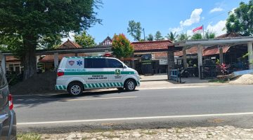 CERAH: Mobil ambulan puskesmas keliling saat mau masuk Puskesmas Saronggi (Mufti Che - Seputar Jatim)