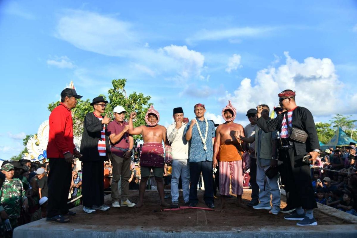 SEMENGAT: Peserta Festival Ojung Sumenep saat melakukan foto bersama (SandiGT - Seputar Jatim)
