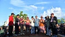 SEMENGAT: Peserta Festival Ojung Sumenep saat melakukan foto bersama (SandiGT - Seputar Jatim)