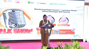 TEGAS: Wabup Sumenep, Imam Hasyim, saat memberikan sambutan dalam talk show keuangan bertema inklusi keuangan BPR Syariah di Pendopo Agung Keraton Sumenep (Doc. Seputar Jatim)