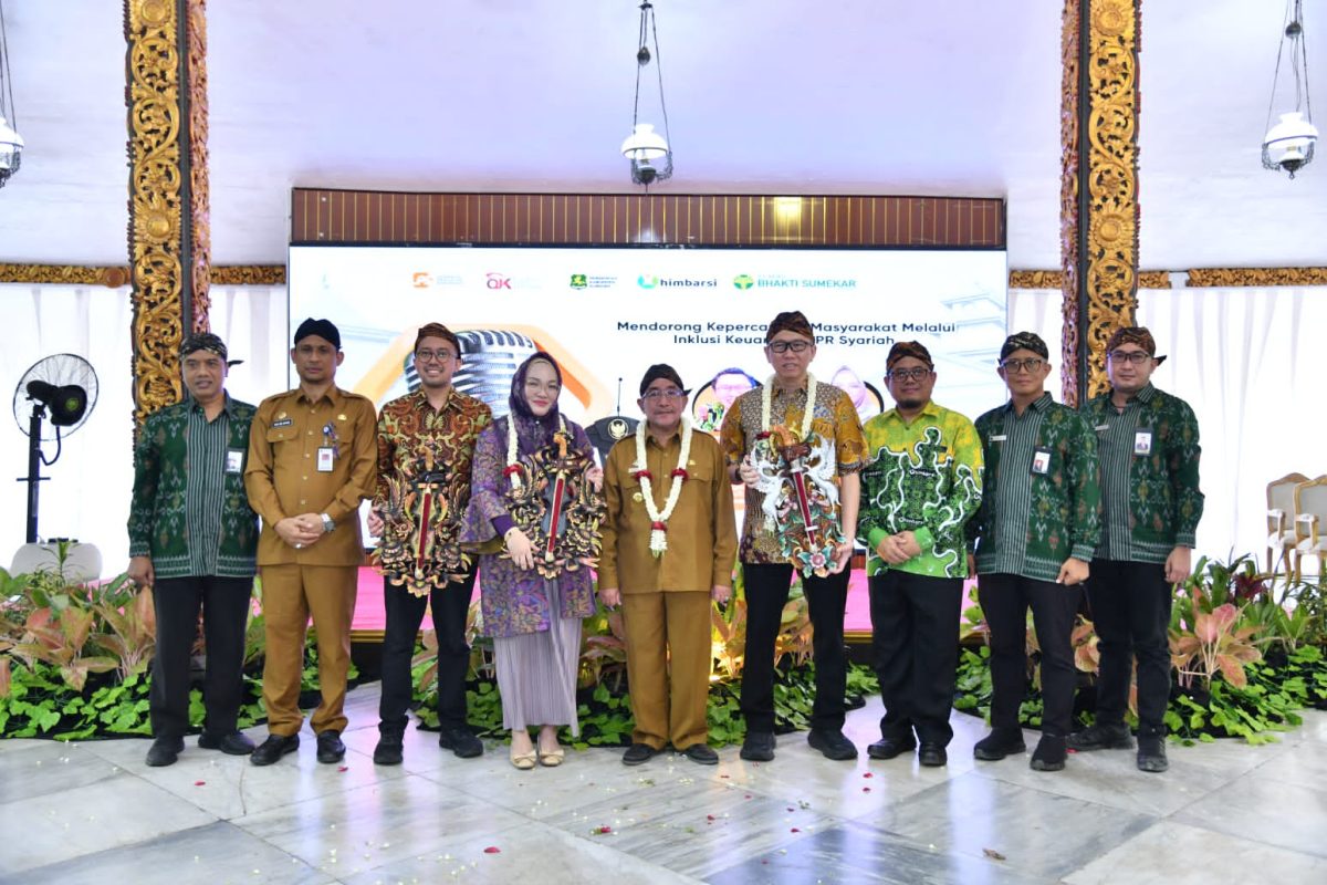 KOMPAK: Foto bersama usai menggelar talk show keuangan di Pendopo Agung Keraton Sumenep,(Doc. Seputar Jatim)