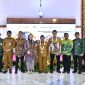 KOMPAK: Foto bersama usai menggelar talk show keuangan di Pendopo Agung Keraton Sumenep,(Doc. Seputar Jatim)