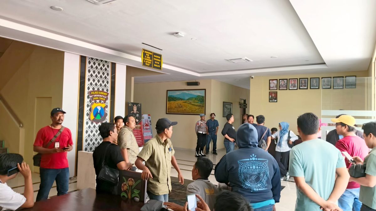 KECEWA: Sejumlah jurnalis dari berbagai media mendatangi Humas Polres Sumenep, setelah sekian lama menunggu konferensi pers pengungkapan temuan 27,83 kilogram kokain yang akhirnya batal digelar tanpa kejelasan dari pihak kepolisian (Mufti Che - Seputar Jatim)