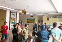 KECEWA: Sejumlah jurnalis dari berbagai media mendatangi Humas Polres Sumenep, setelah sekian lama menunggu konferensi pers pengungkapan temuan 27,83 kilogram kokain yang akhirnya batal digelar tanpa kejelasan dari pihak kepolisian (Mufti Che - Seputar Jatim)