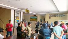 KECEWA: Sejumlah jurnalis dari berbagai media mendatangi Humas Polres Sumenep, setelah sekian lama menunggu konferensi pers pengungkapan temuan 27,83 kilogram kokain yang akhirnya batal digelar tanpa kejelasan dari pihak kepolisian (Mufti Che - Seputar Jatim)