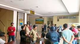 KECEWA: Sejumlah jurnalis dari berbagai media mendatangi Humas Polres Sumenep, setelah sekian lama menunggu konferensi pers pengungkapan temuan 27,83 kilogram kokain yang akhirnya batal digelar tanpa kejelasan dari pihak kepolisian (Mufti Che - Seputar Jatim)