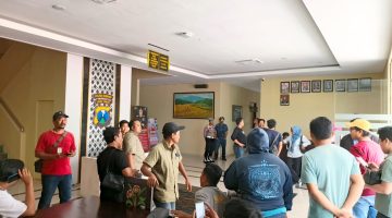 KECEWA: Sejumlah jurnalis dari berbagai media mendatangi Humas Polres Sumenep, setelah sekian lama menunggu konferensi pers pengungkapan temuan 27,83 kilogram kokain yang akhirnya batal digelar tanpa kejelasan dari pihak kepolisian (Mufti Che - Seputar Jatim)