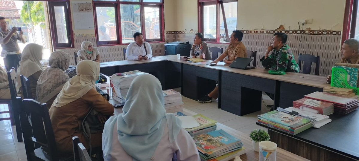 PERTEMUAN: Koordinasi Camat Saronggi dengan SPPG Talang serta sejumlah wali murid soal MBG basi (Doc. Seputar Jatim)