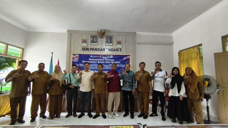 BERSEMANGAT: Dispusip Sumenep saat menjalankan program Perpustakaan Ramah Anak Nasional di SDN Pangarangan 3 (SandiGT - Seputar Jatim)