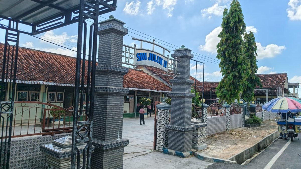 CERAH: Pintu masuk SDN Juluk II, Kecamatan Saronggi, Kabupaten Sumenep (Mufti Che - Seputar Jatim)