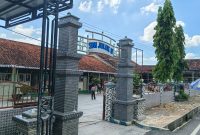 CERAH: Pintu masuk SDN Juluk II, Kecamatan Saronggi, Kabupaten Sumenep (Mufti Che - Seputar Jatim)
