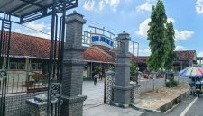 CERAH: Pintu masuk SDN Juluk II, Kecamatan Saronggi, Kabupaten Sumenep (Mufti Che - Seputar Jatim)