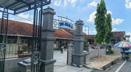 CERAH: Pintu masuk SDN Juluk II, Kecamatan Saronggi, Kabupaten Sumenep (Mufti Che - Seputar Jatim)