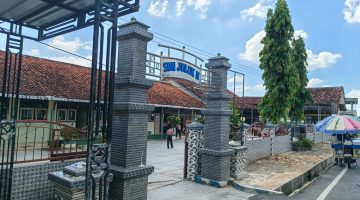 CERAH: Pintu masuk SDN Juluk II, Kecamatan Saronggi, Kabupaten Sumenep (Mufti Che - Seputar Jatim)